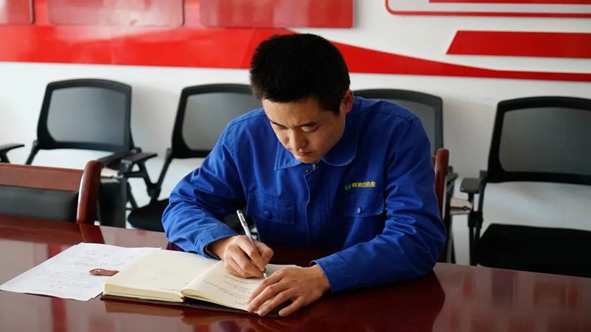 【以夢為馬未下鞍 逐夢前行再奮蹄】甘肅藥業(yè)集團一屆三次職代會暨2023年工作會精神宣貫系列——專訪2022年度先進工作者邵世軍【以夢為馬未下鞍 逐夢前行再奮蹄】甘肅藥業(yè)集團一屆三次職代會暨2023年工作會精神宣貫系列——專訪2022年度先進工作者邵世軍