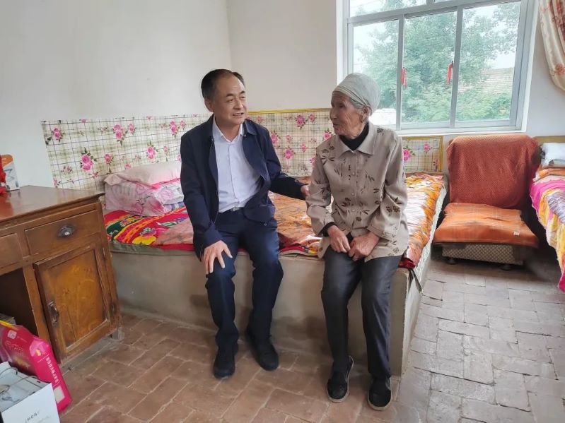 【幫扶新聞】甘肅藥業(yè)集團(tuán)黨委書記、董事長(zhǎng)周榮一行到安定區(qū)開展結(jié)對(duì)幫扶工作